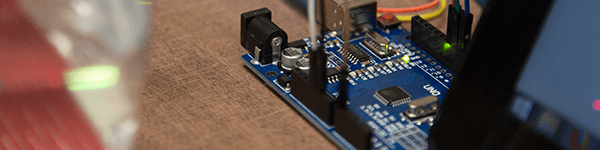 Photo d'un arduino, micro-controleur programmable