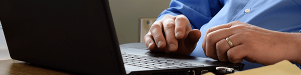Photo d'une personne en train de travailler sur un ordinateur